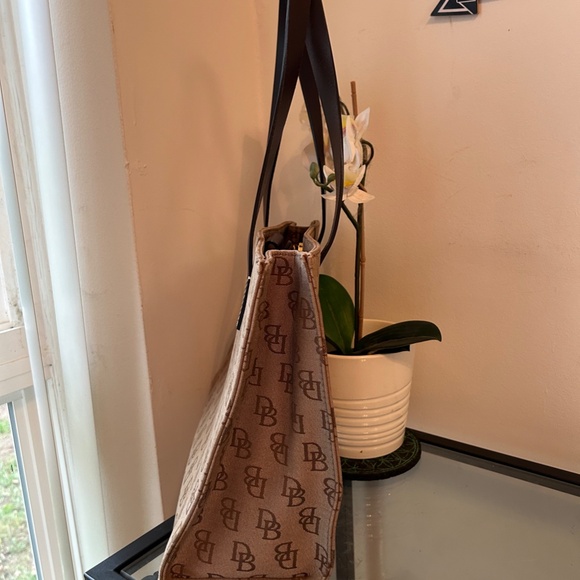 Dooney & Bourke Tan Monogram Tote With Brown Straps and Gold Hardware - Picture 4 of 8
